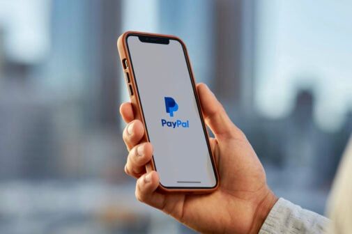 Ilustrasi proses transaksi jasa tukar saldo PayPal ke aplikasi dompet digital Indonesia seperti Dana dan OVO.